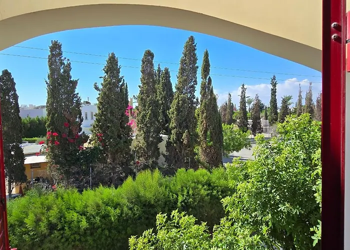 Barefoot House لارنكا