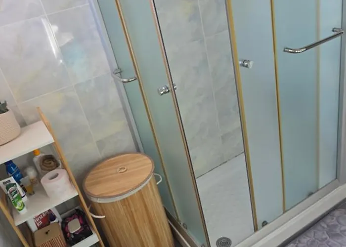 Barefoot House * لارنكا