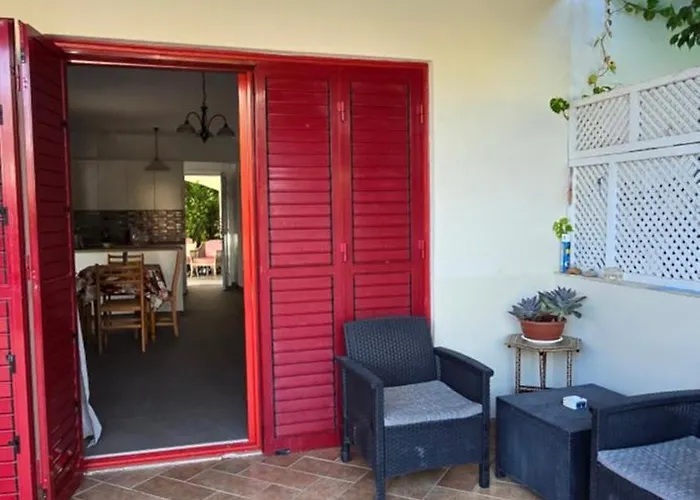 Barefoot House * لارنكا